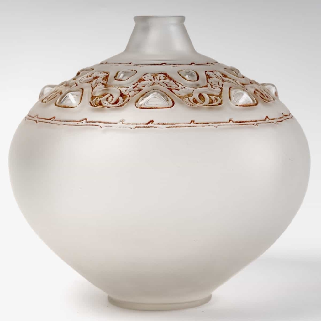 Vase « Sirènes et Cabochons » verre blanc patiné sépia de René LALIQUE | Biron Vase "Sirènes et Cabochons" verre blanc patiné sépia de René LALIQUE