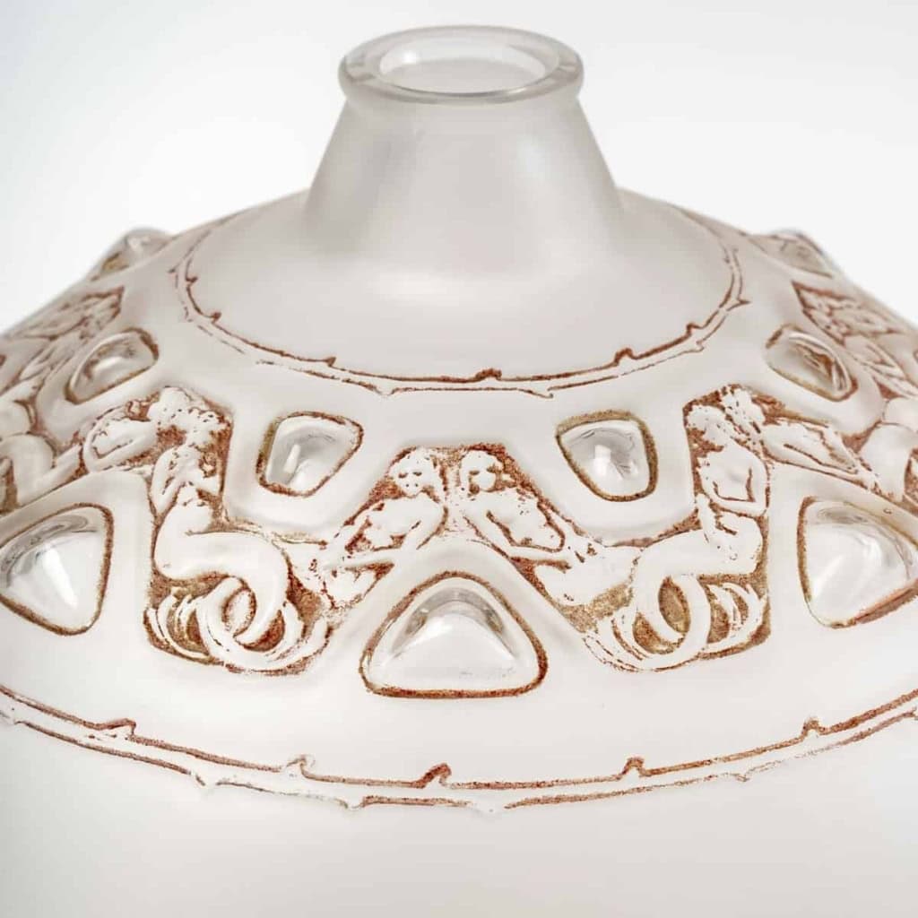 Vase « Sirènes et Cabochons » verre blanc patiné sépia de René LALIQUE | Biron Vase "Sirènes et Cabochons" verre blanc patiné sépia de René LALIQUE