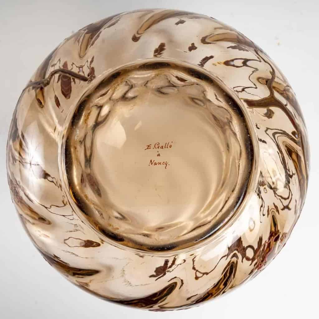Vase « Mante Religieuse » verre fumé godronné émaillé d’Emile Gallé | Biron Vase "Mante Religieuse" verre fumé godronné émaillé d'Emile Gallé
