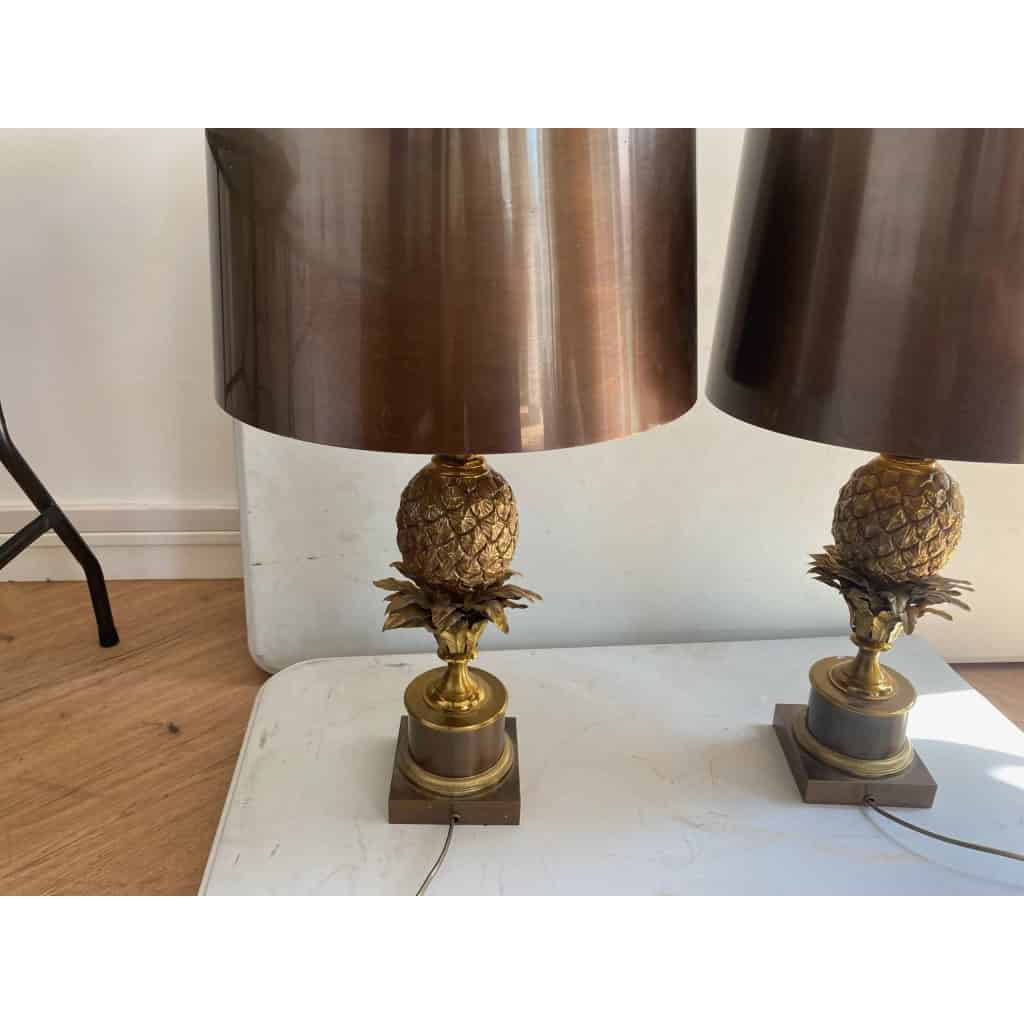 1950/70 Paire De Lampes à l’Ananas en Bronze, Abat-jour en Laiton, Signée Charles & Fils Made In France ,Modéle Unique D | Biron 1950/70 Paire De Lampes à l’Ananas en Bronze, Abat-jour en Laiton, Signée Charles & Fils Made In France ,Modéle Unique D