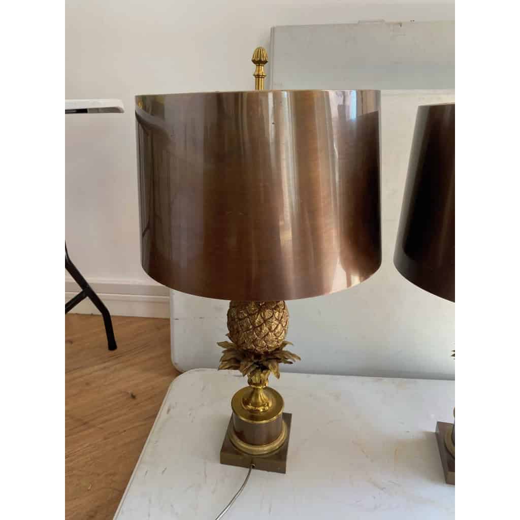 1950/70 Paire De Lampes à l’Ananas en Bronze, Abat-jour en Laiton, Signée Charles & Fils Made In France ,Modéle Unique D | Biron 1950/70 Paire De Lampes à l’Ananas en Bronze, Abat-jour en Laiton, Signée Charles & Fils Made In France ,Modéle Unique D