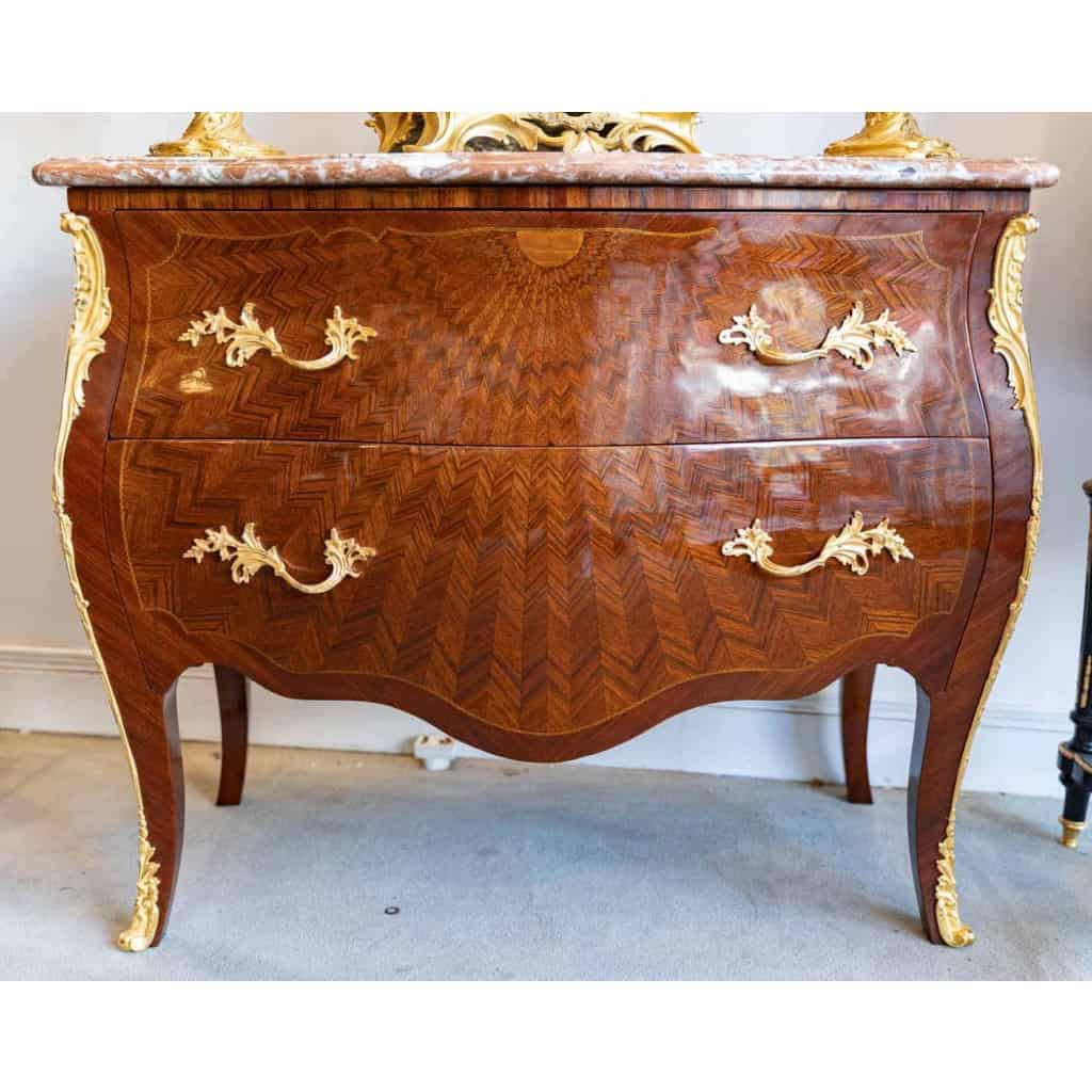 Commode De Style Louis XV à Beau Décor Rayonnant Marqueté De Chevrons. Travail Parisien XIX. | Biron |||||||