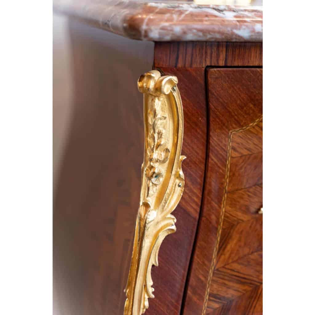 Commode De Style Louis XV à Beau Décor Rayonnant Marqueté De Chevrons. Travail Parisien XIX. | Biron Commode De Style Louis XV à Beau Décor Rayonnant Marqueté De Chevrons. Travail Parisien XIX.