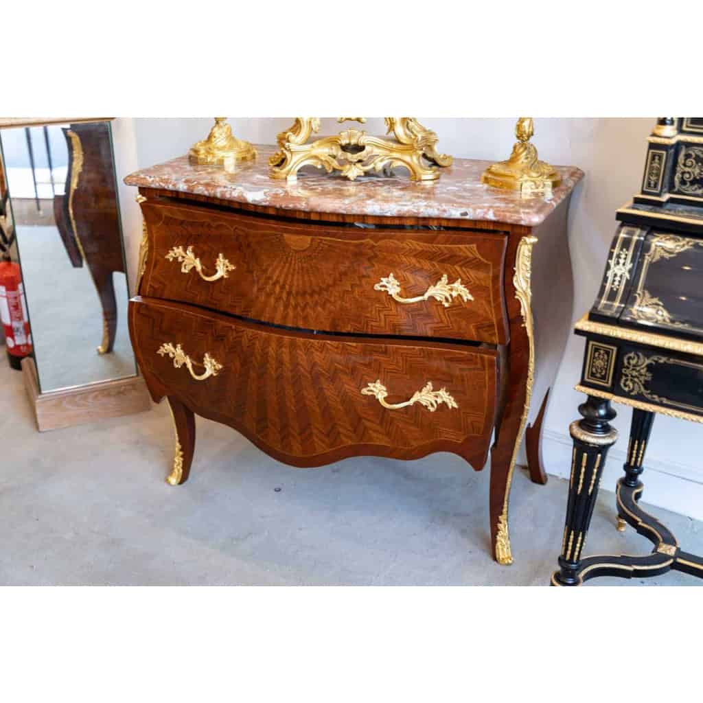 Commode De Style Louis XV à Beau Décor Rayonnant Marqueté De Chevrons. Travail Parisien XIX. | Biron Commode De Style Louis XV à Beau Décor Rayonnant Marqueté De Chevrons. Travail Parisien XIX.