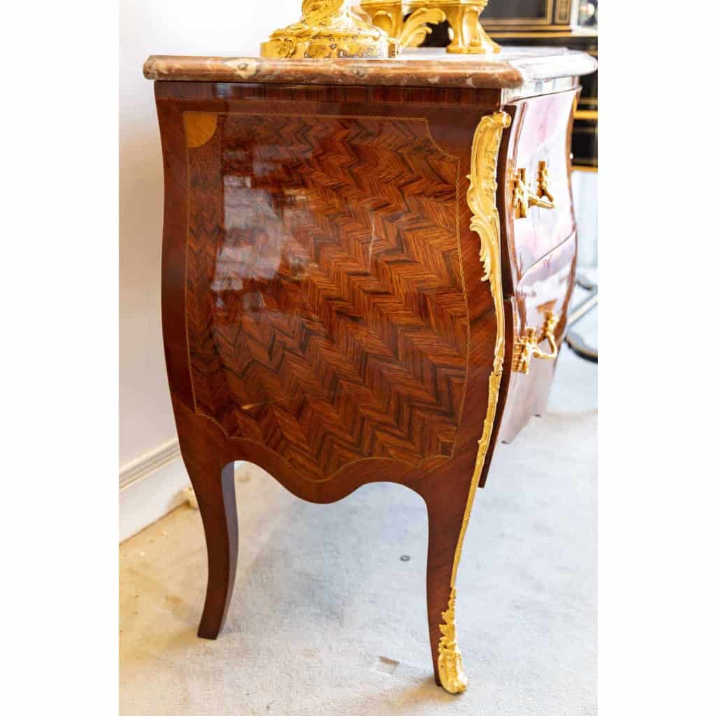 Commode De Style Louis XV à Beau Décor Rayonnant Marqueté De Chevrons. Travail Parisien XIX. | Biron Commode De Style Louis XV à Beau Décor Rayonnant Marqueté De Chevrons. Travail Parisien XIX.