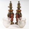 Rare paire de lampes à gaz émaillé dans le goût chinois, travail d’époque, XIXème siècle | Biron Rare paire de lampes à gaz émaillé dans le goût chinois, travail d'époque, XIXème siècle