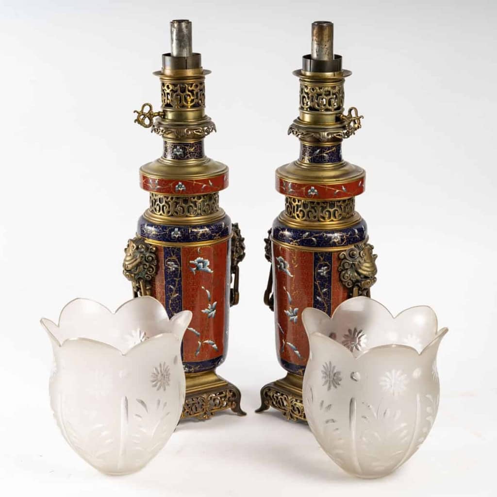 Rare paire de lampes à gaz émaillé dans le goût chinois, travail d’époque, XIXème siècle | Biron Rare paire de lampes à gaz émaillé dans le goût chinois, travail d'époque, XIXème siècle