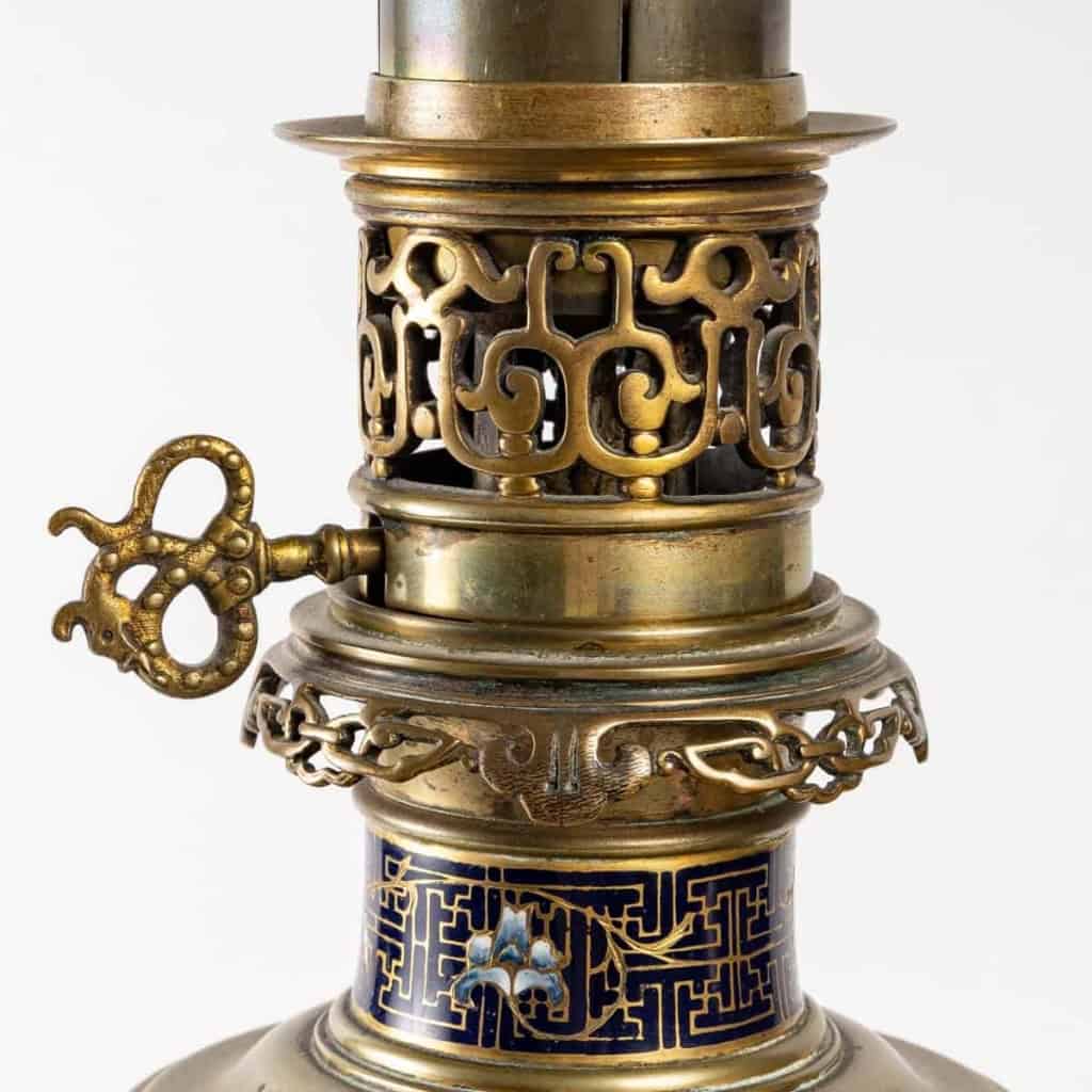 Rare paire de lampes à gaz émaillé dans le goût chinois, travail d’époque, XIXème siècle | Biron Rare paire de lampes à gaz émaillé dans le goût chinois, travail d'époque, XIXème siècle