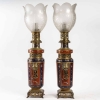 Rare paire de lampes à gaz émaillé dans le goût chinois, travail d’époque, XIXème siècle | Biron Rare paire de lampes à gaz émaillé dans le goût chinois, travail d'époque, XIXème siècle