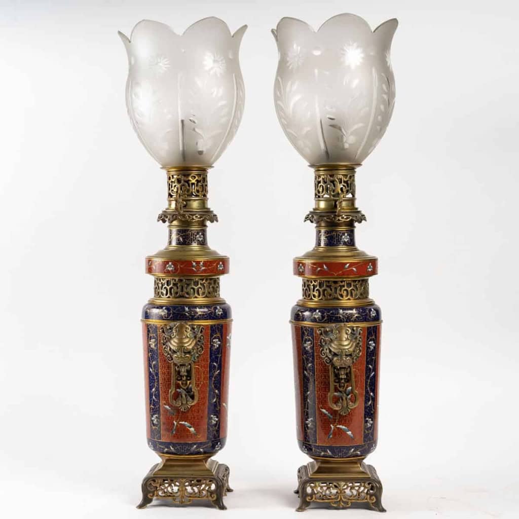 Rare paire de lampes à gaz émaillé dans le goût chinois, travail d’époque, XIXème siècle | Biron Rare paire de lampes à gaz émaillé dans le goût chinois, travail d'époque, XIXème siècle