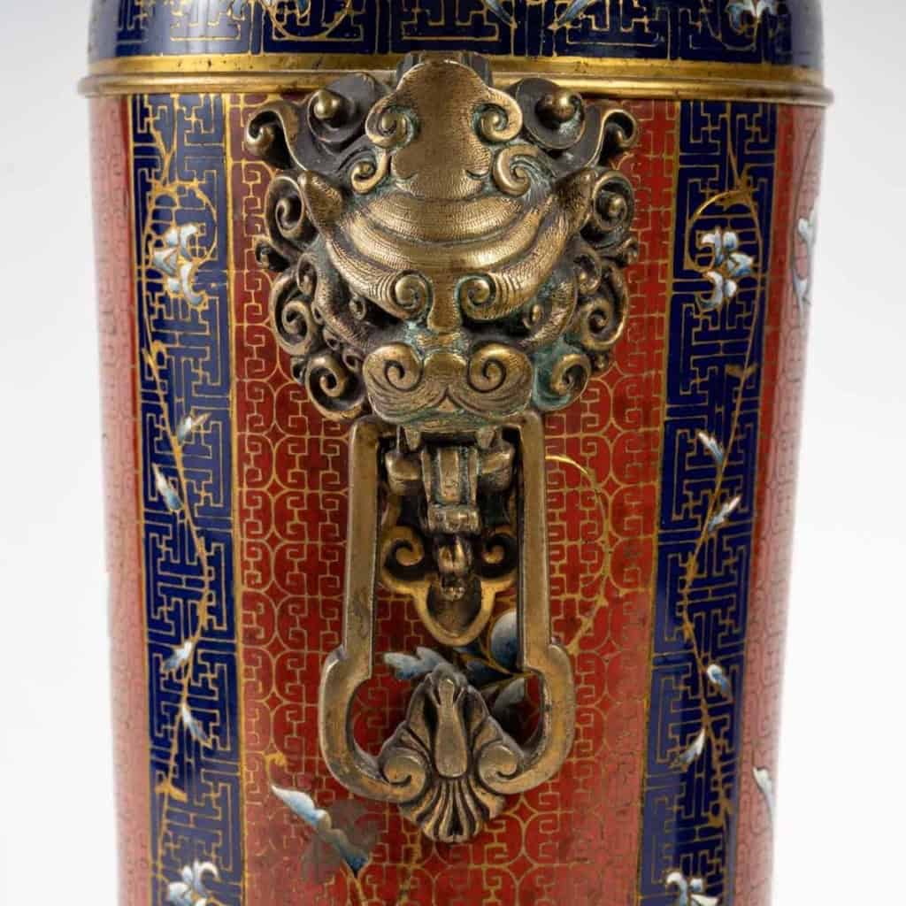 Rare paire de lampes à gaz émaillé dans le goût chinois, travail d’époque, XIXème siècle | Biron Rare paire de lampes à gaz émaillé dans le goût chinois, travail d'époque, XIXème siècle
