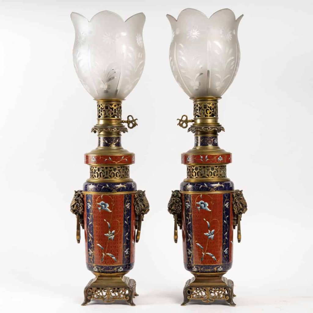 Rare paire de lampes à gaz émaillé dans le goût chinois, travail d’époque, XIXème siècle | Biron Rare paire de lampes à gaz émaillé dans le goût chinois, travail d'époque, XIXème siècle