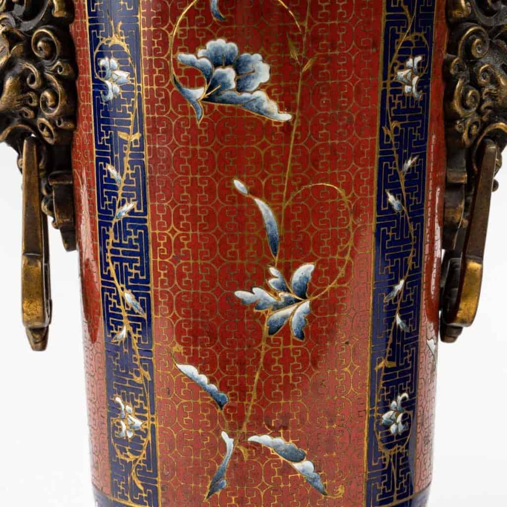 Rare paire de lampes à gaz émaillé dans le goût chinois, travail d’époque, XIXème siècle | Biron Rare paire de lampes à gaz émaillé dans le goût chinois, travail d'époque, XIXème siècle