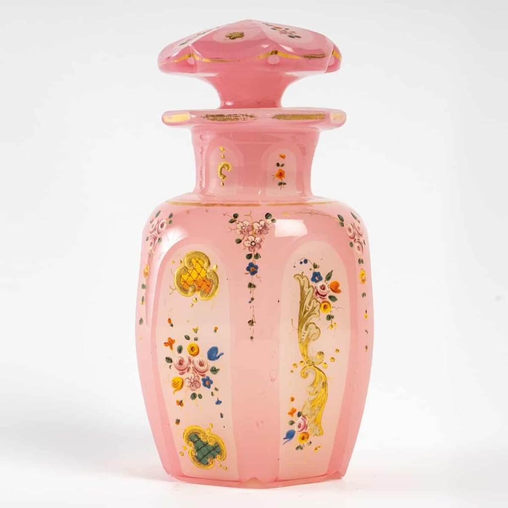 Flacon de parfum rose et blanc émaillé d’or, XIXème siècle | Biron |||||||||