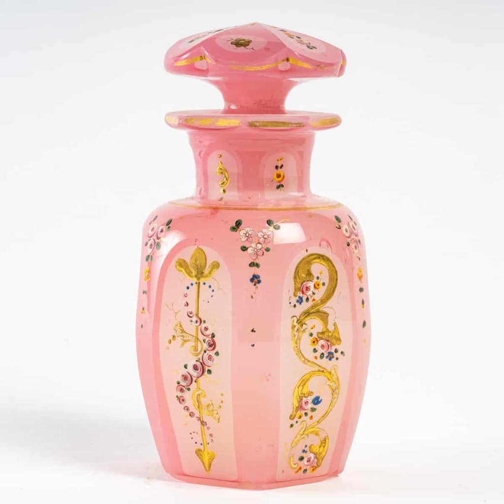 Flacon de parfum rose et blanc émaillé d’or, XIXème siècle | Biron Flacon de parfum rose et blanc émaillé d'or, XIXème siècle