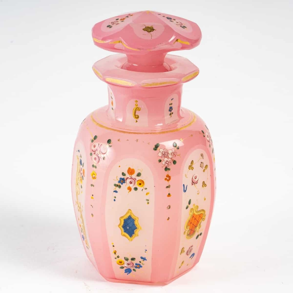 Flacon de parfum rose et blanc émaillé d’or, XIXème siècle | Biron Flacon de parfum rose et blanc émaillé d'or, XIXème siècle