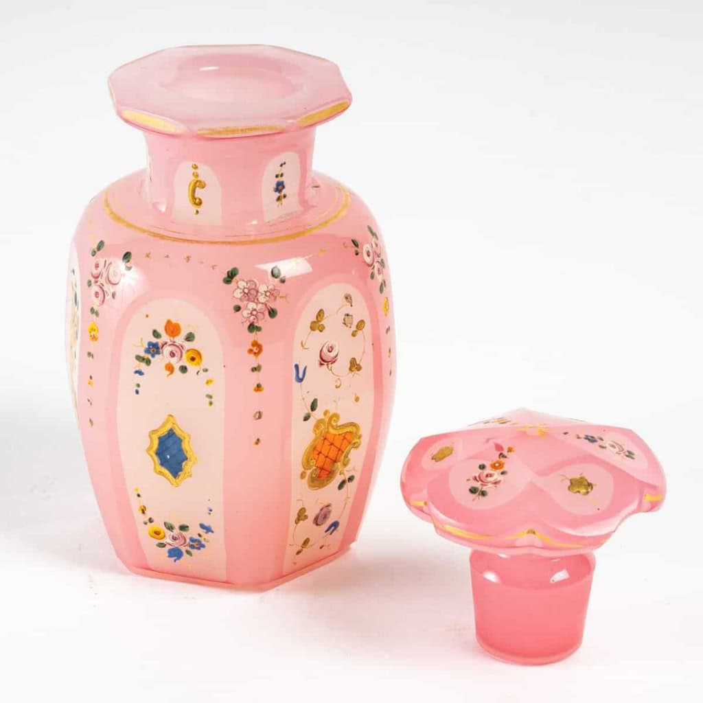 Flacon de parfum rose et blanc émaillé d’or, XIXème siècle | Biron Flacon de parfum rose et blanc émaillé d'or, XIXème siècle