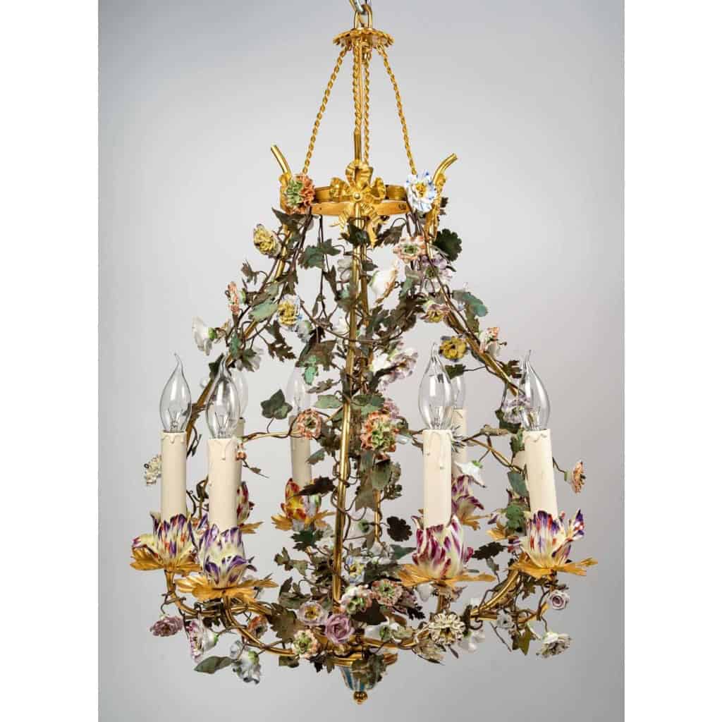 Lustre à décor de porcelaine.