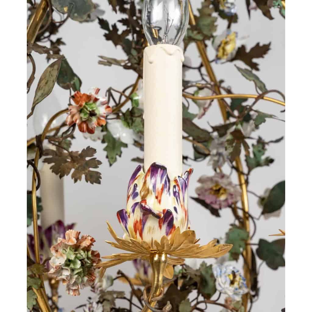 Lustre à décor de porcelaine.
