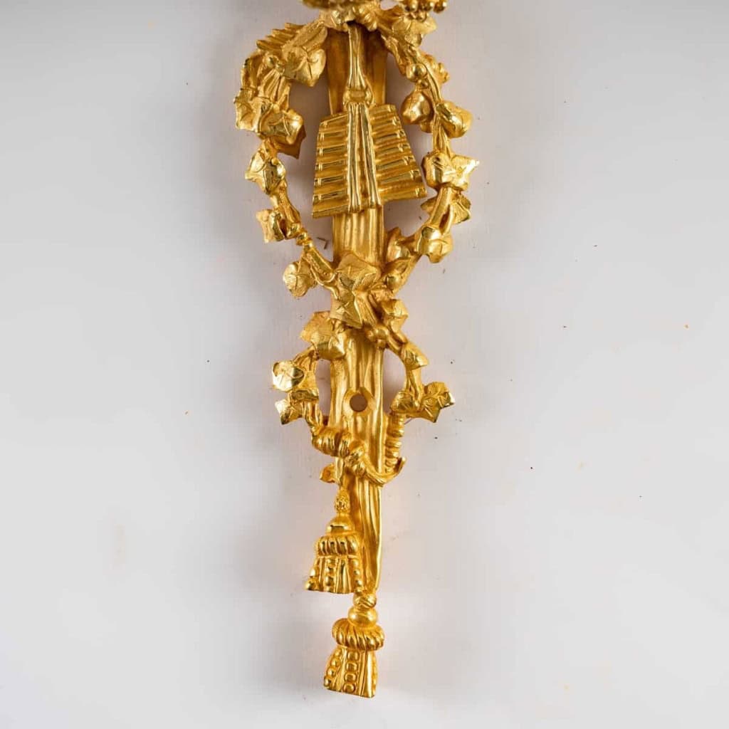 Paire d’appliques en bronze doré bien ciselé dans le style Louis XIV | Biron Paire d'appliques en bronze doré bien ciselé dans le style Louis XIV