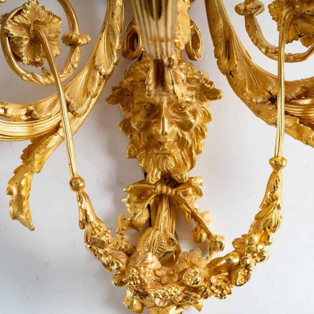 Paire d’appliques en bronze doré bien ciselé dans le style Louis XIV | Biron Paire d'appliques en bronze doré bien ciselé dans le style Louis XIV