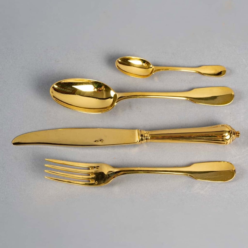 Ménagère « Noailles » vermeil (argent massif plaqué or) de PUIFORCAT – 72 pièces | Biron Ménagère "Noailles" vermeil (argent massif plaqué or) de PUIFORCAT - 72 pièces