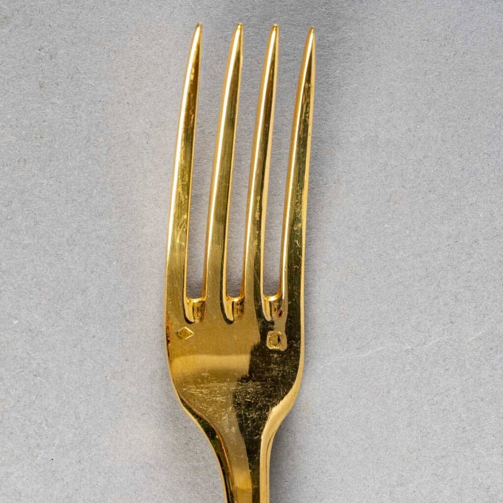 Ménagère « Noailles » vermeil (argent massif plaqué or) de PUIFORCAT – 72 pièces | Biron Ménagère "Noailles" vermeil (argent massif plaqué or) de PUIFORCAT - 72 pièces