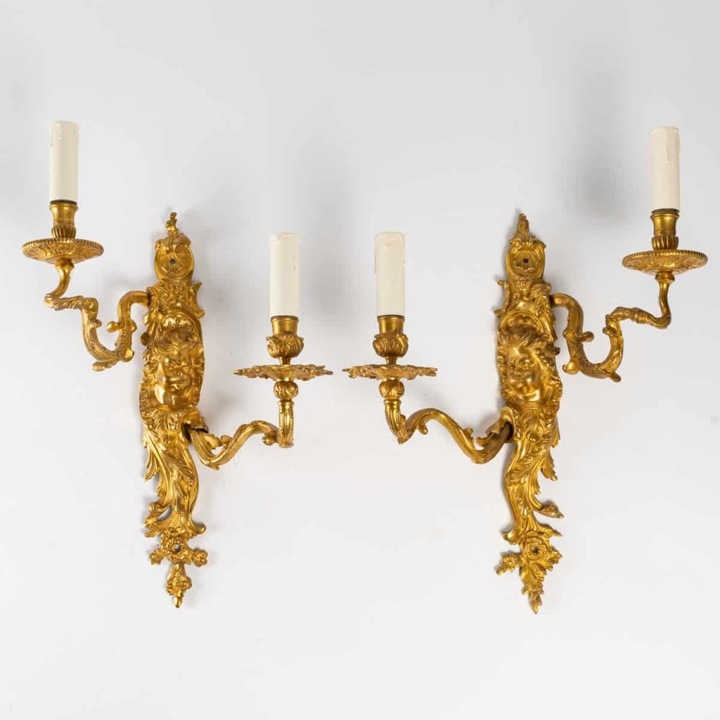 Suite de quatre appliques de style Régence. | Biron Suite de quatre appliques de style Régence.