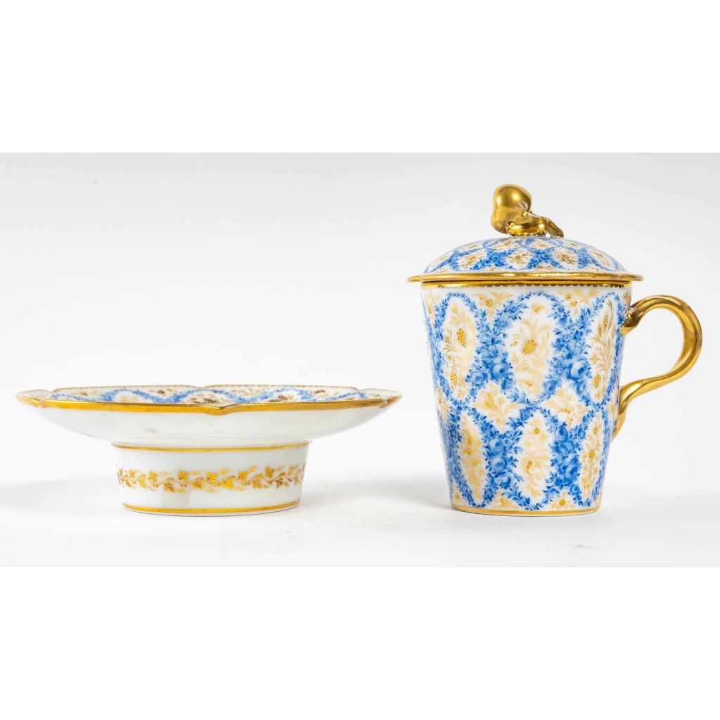 Trembleuse en porcelaine de Paris, XIXème siècle. | Biron Trembleuse en porcelaine de Paris, XIXème siècle.