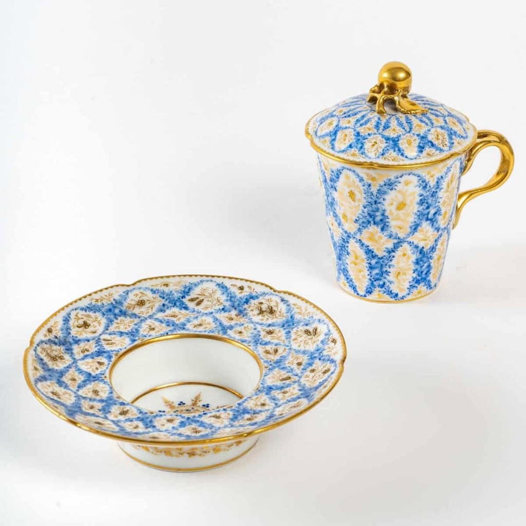 Trembleuse en porcelaine de Paris, XIXème siècle. | Biron Trembleuse en porcelaine de Paris, XIXème siècle.