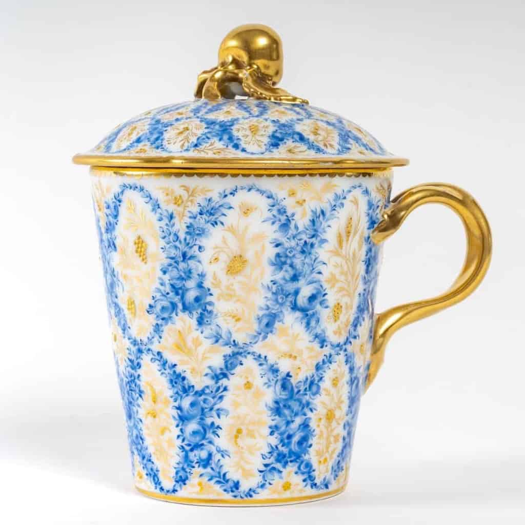 Trembleuse en porcelaine de Paris, XIXème siècle. | Biron Trembleuse en porcelaine de Paris, XIXème siècle.