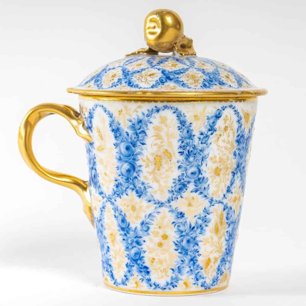 Trembleuse en porcelaine de Paris, XIXème siècle. | Biron Trembleuse en porcelaine de Paris, XIXème siècle.
