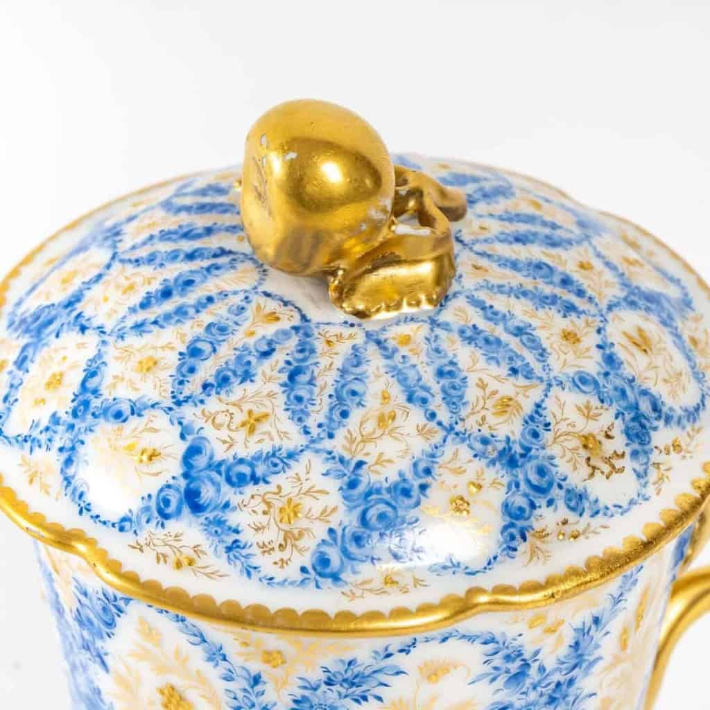 Trembleuse en porcelaine de Paris, XIXème siècle. | Biron Trembleuse en porcelaine de Paris, XIXème siècle.