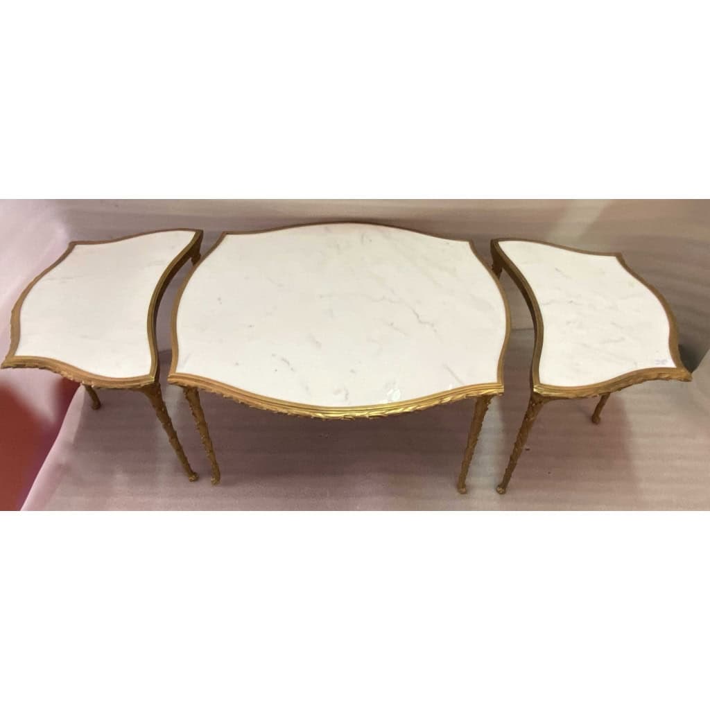 1970′ Table Tripartite Maison Charles Forme Arbaléte, Jansen Ou Baguès Décor Palmier en Bronze Doré avec Plateaux Marbre