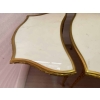 1970′ Table Tripartite Maison Charles Forme Arbaléte, Jansen Ou Baguès Décor Palmier en Bronze Doré avec Plateaux Marbre