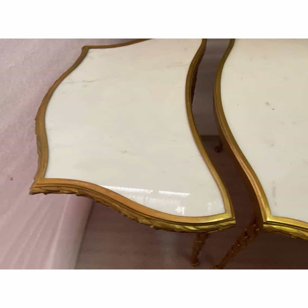 1970′ Table Tripartite Maison Charles Forme Arbaléte, Jansen Ou Baguès Décor Palmier en Bronze Doré avec Plateaux Marbre