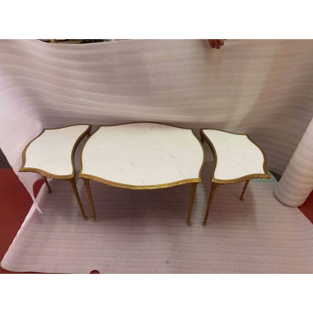 1970′ Table Tripartite Maison Charles Forme Arbaléte, Jansen Ou Baguès Décor Palmier en Bronze Doré avec Plateaux Marbre