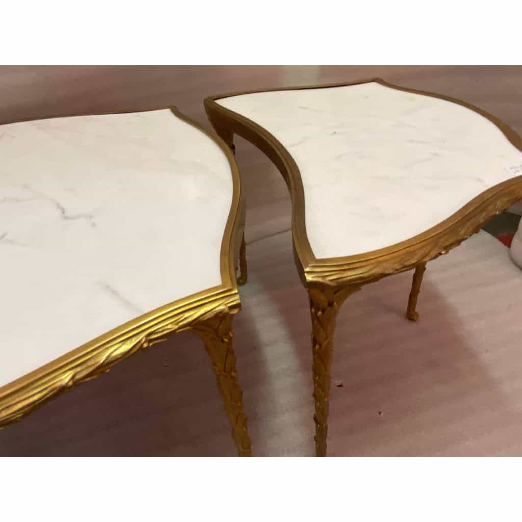 1970′ Table Tripartite Maison Charles Forme Arbaléte, Jansen Ou Baguès Décor Palmier en Bronze Doré avec Plateaux Marbre