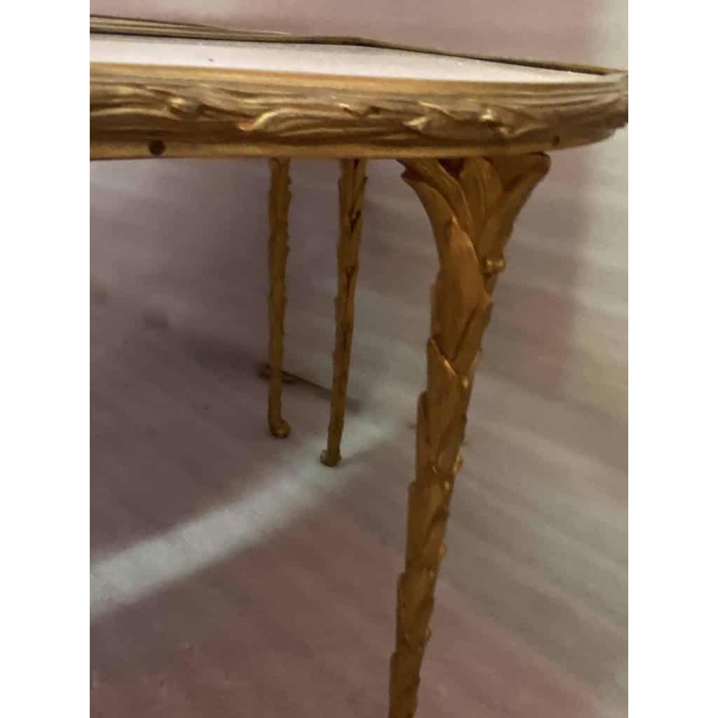 1970′ Table Tripartite Maison Charles Forme Arbaléte, Jansen Ou Baguès Décor Palmier en Bronze Doré avec Plateaux Marbre