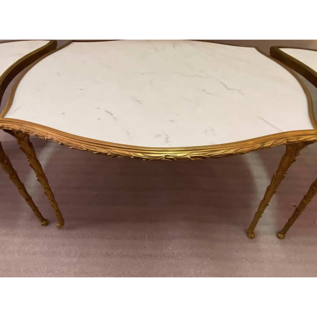 1970′ Table Tripartite Maison Charles Forme Arbaléte, Jansen Ou Baguès Décor Palmier en Bronze Doré avec Plateaux Marbre