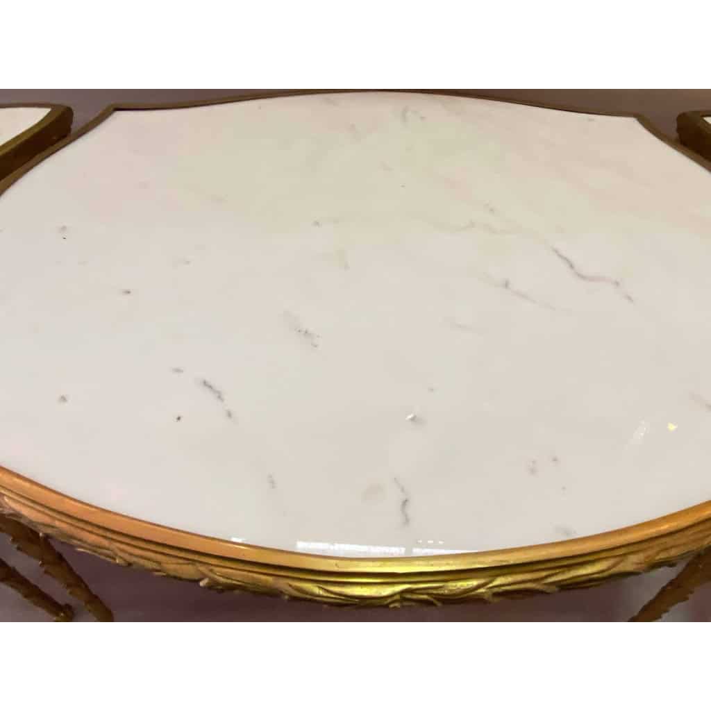1970′ Table Tripartite Maison Charles Forme Arbaléte, Jansen Ou Baguès Décor Palmier en Bronze Doré avec Plateaux Marbre