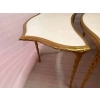 1970′ Table Tripartite Maison Charles Forme Arbaléte, Jansen Ou Baguès Décor Palmier en Bronze Doré avec Plateaux Marbre