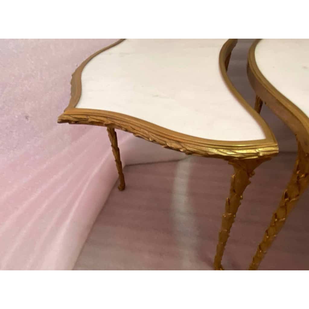 1970′ Table Tripartite Maison Charles Forme Arbaléte, Jansen Ou Baguès Décor Palmier en Bronze Doré avec Plateaux Marbre