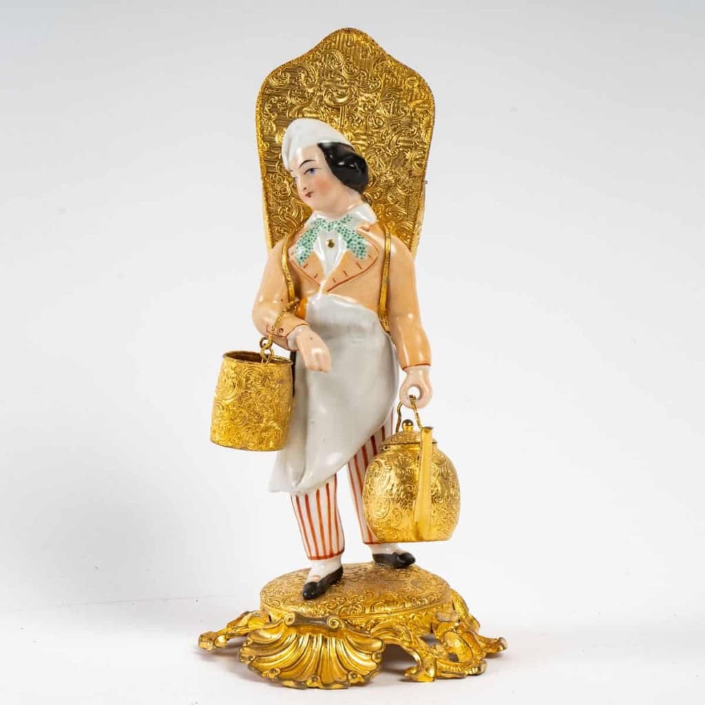 Colporteur en porcelaine de Paris et bronze doré, époque Charles X. | Biron |||||||||