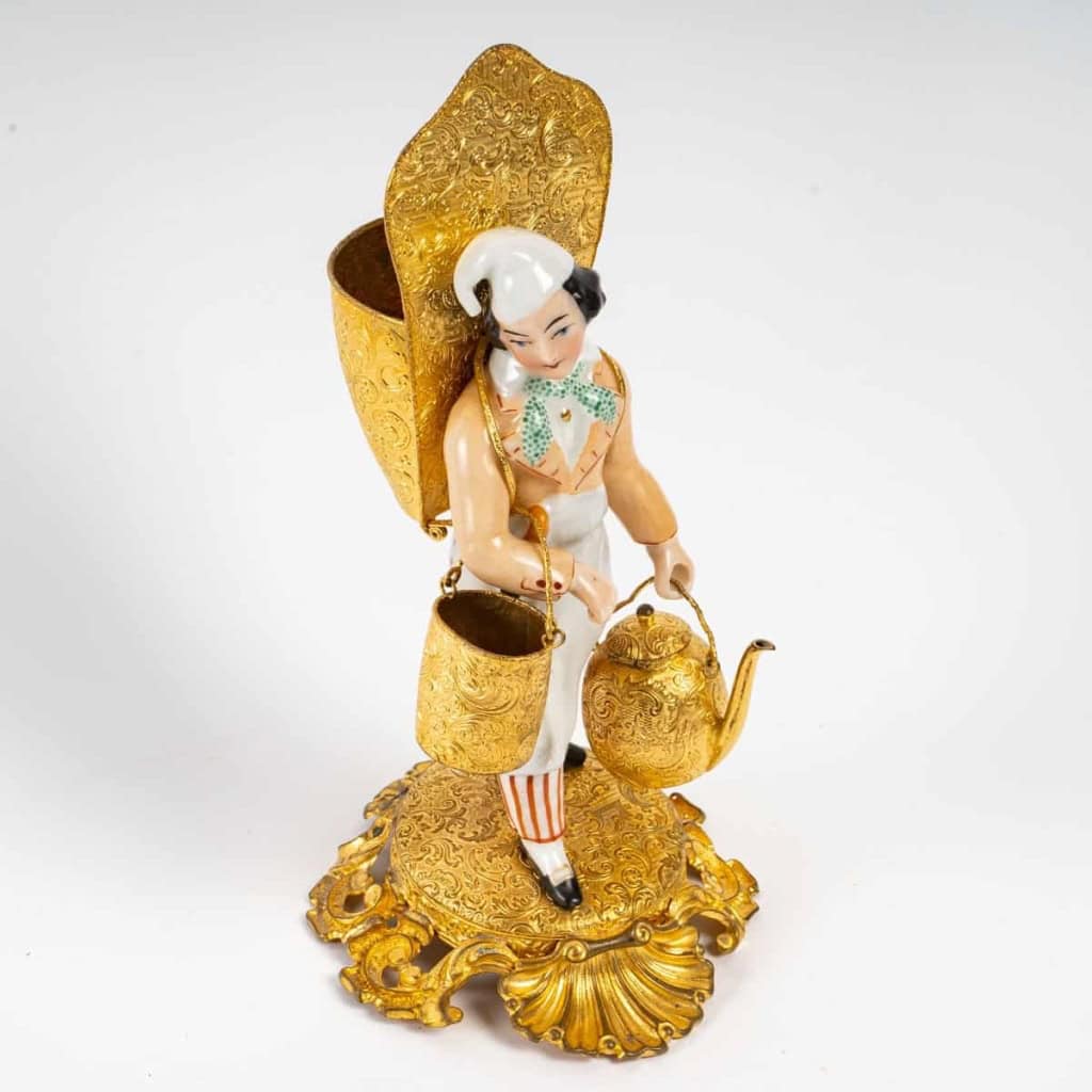 Colporteur en porcelaine de Paris et bronze doré, époque Charles X. | Biron Colporteur en porcelaine de Paris et bronze doré, époque Charles X.