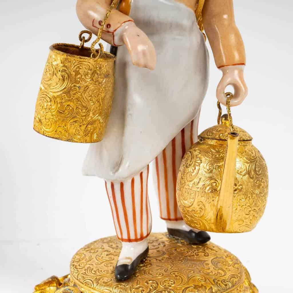 Colporteur en porcelaine de Paris et bronze doré, époque Charles X. | Biron Colporteur en porcelaine de Paris et bronze doré, époque Charles X.