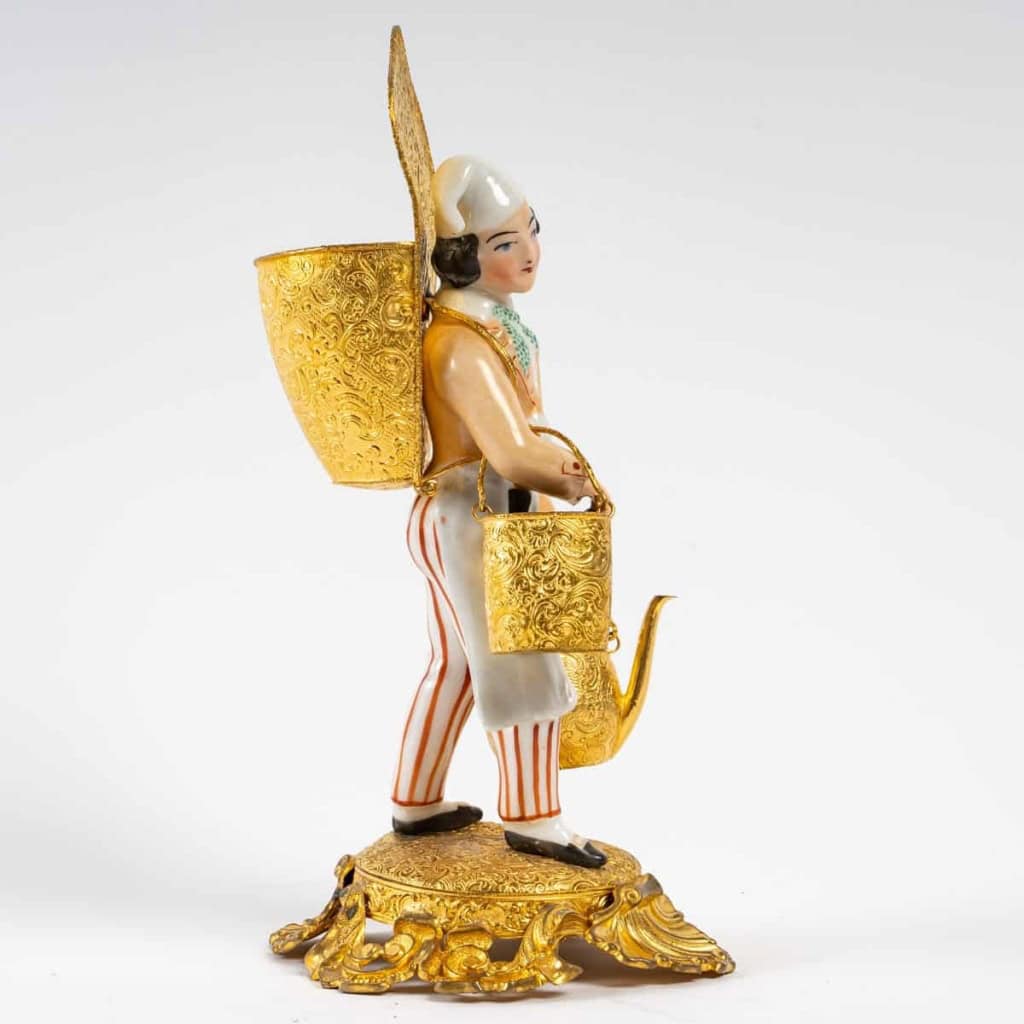 Colporteur en porcelaine de Paris et bronze doré, époque Charles X. | Biron Colporteur en porcelaine de Paris et bronze doré, époque Charles X.