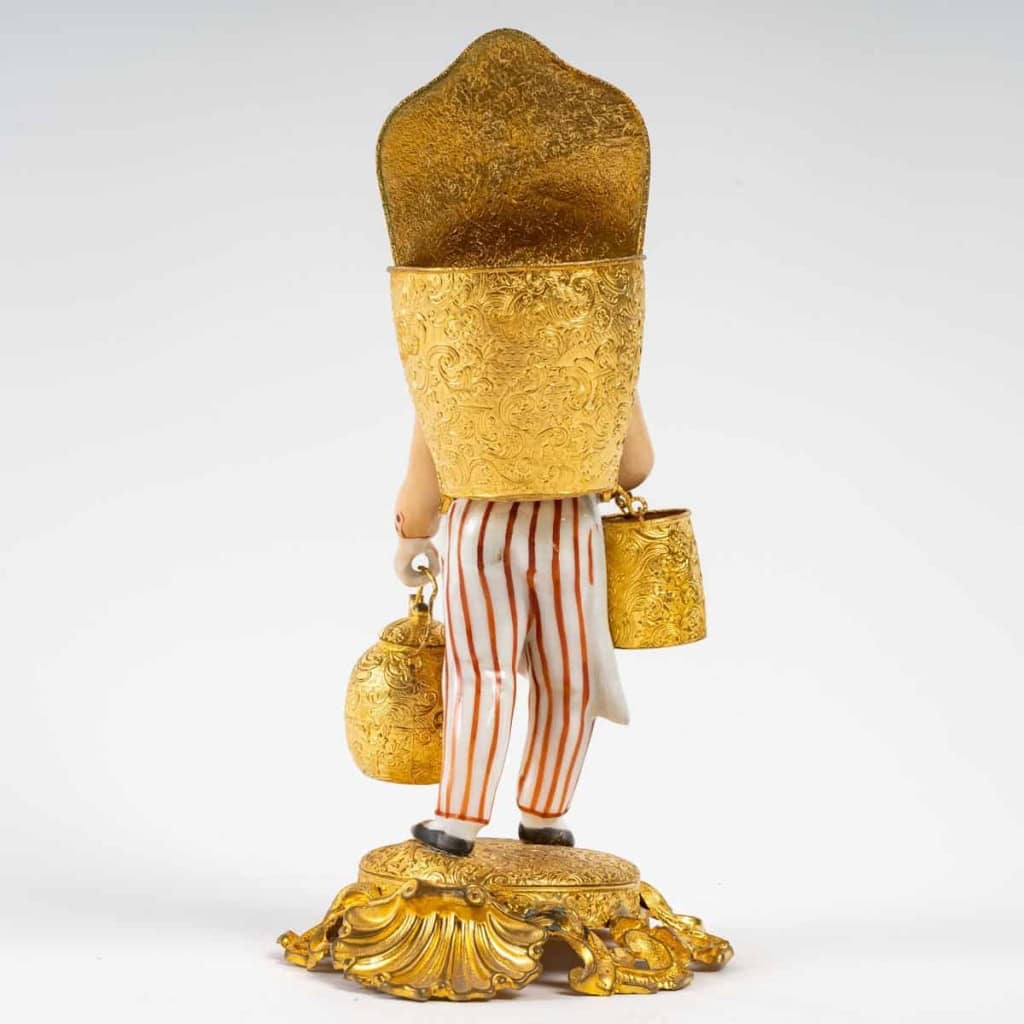 Colporteur en porcelaine de Paris et bronze doré, époque Charles X. | Biron Colporteur en porcelaine de Paris et bronze doré, époque Charles X.