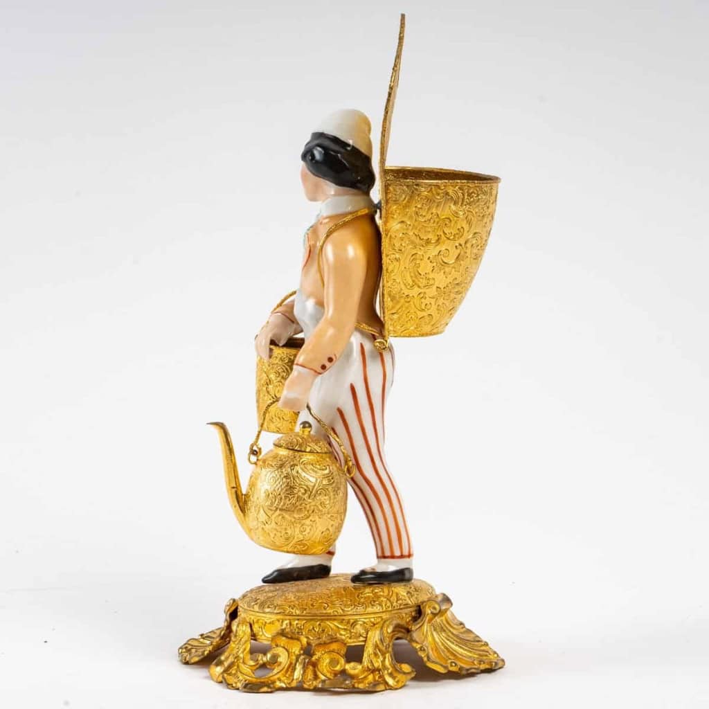 Colporteur en porcelaine de Paris et bronze doré, époque Charles X. | Biron Colporteur en porcelaine de Paris et bronze doré, époque Charles X.