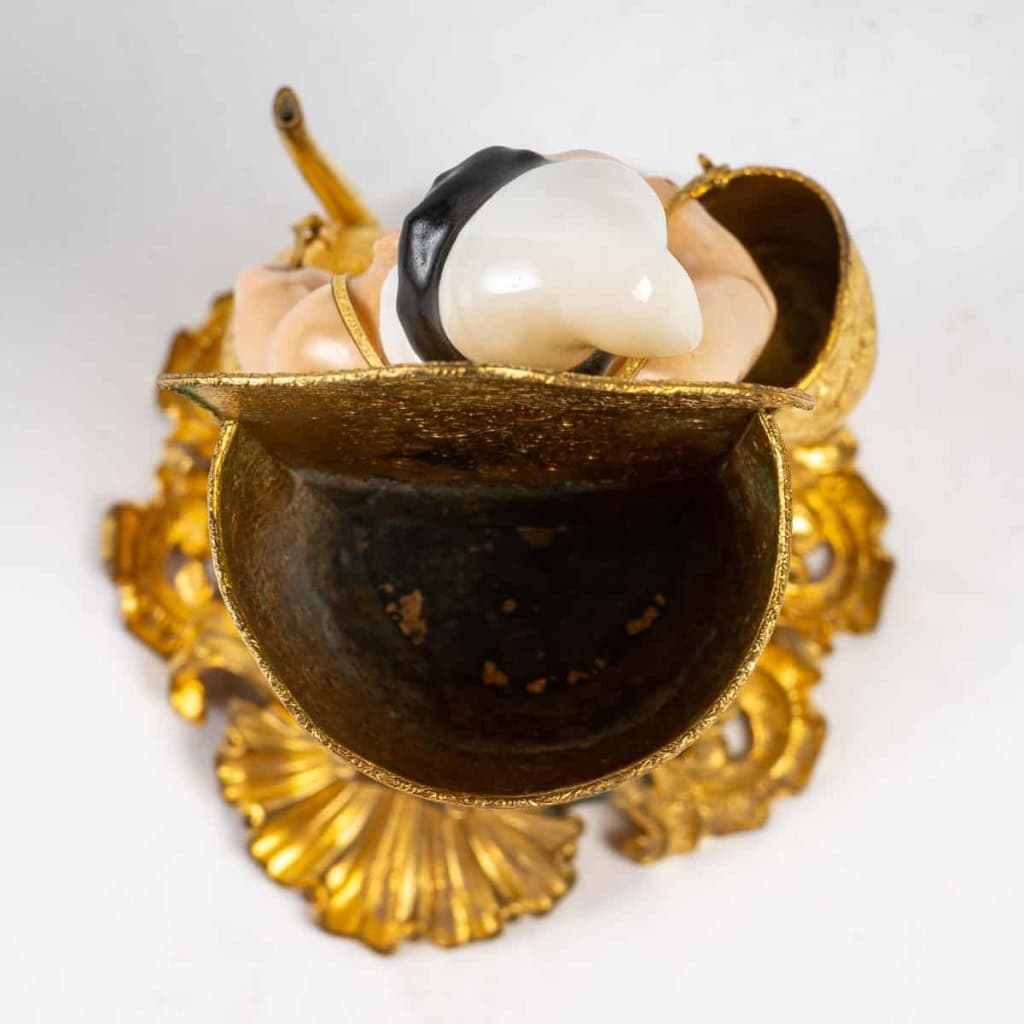 Colporteur en porcelaine de Paris et bronze doré, époque Charles X. | Biron Colporteur en porcelaine de Paris et bronze doré, époque Charles X.